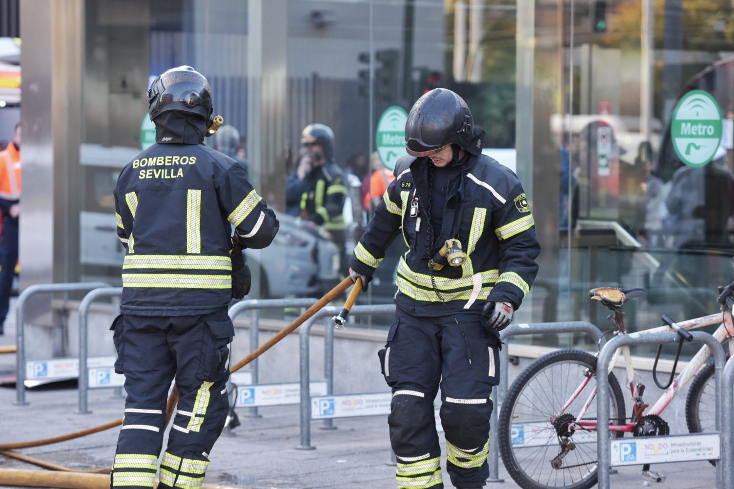 El incendio de la estación de Metro de San Bernardo y la labor de los bomberos, en imágenes