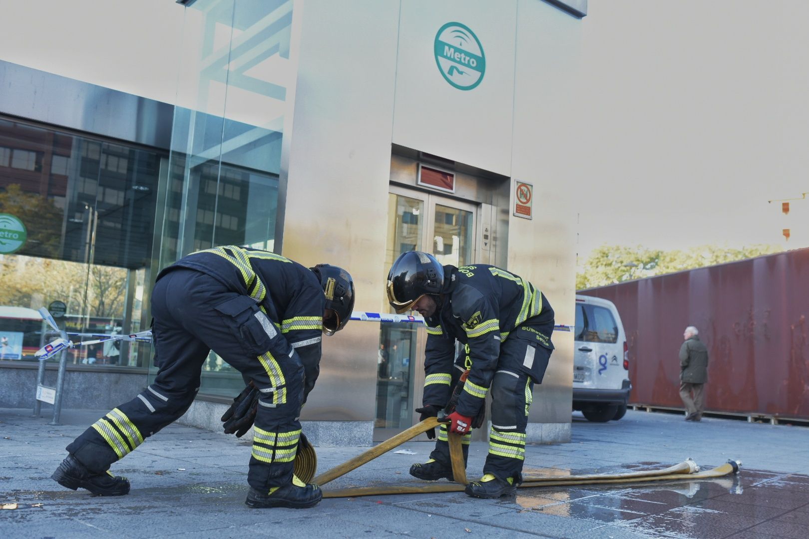 El incendio de la estación de Metro de San Bernardo y la labor de los bomberos, en imágenes