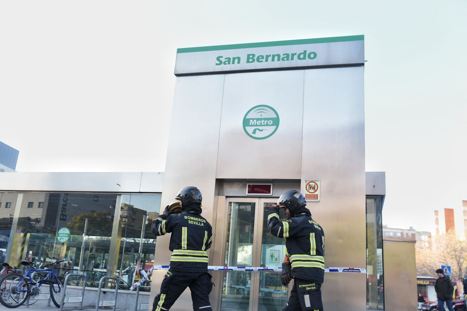 El incendio de la estación de Metro de San Bernardo y la labor de los bomberos, en imágenes
