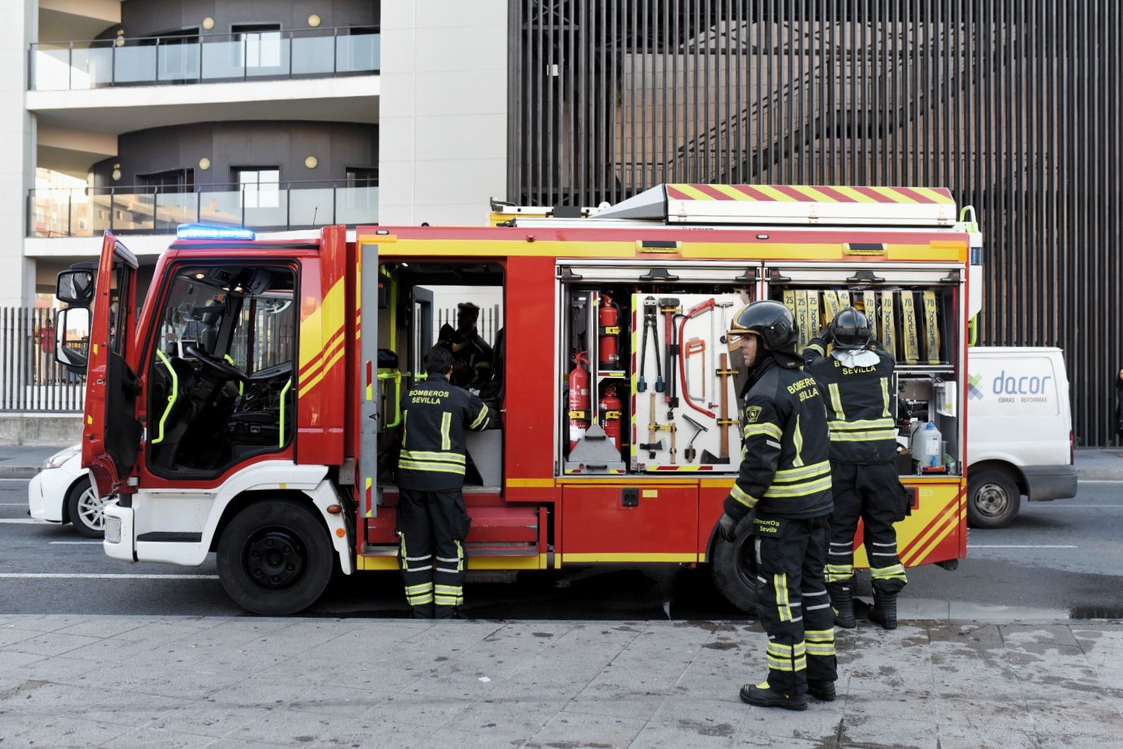 El incendio de la estación de Metro de San Bernardo y la labor de los bomberos, en imágenes