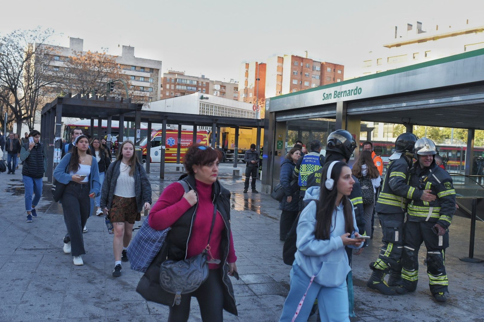 El incendio de la estación de Metro de San Bernardo y la labor de los bomberos, en imágenes
