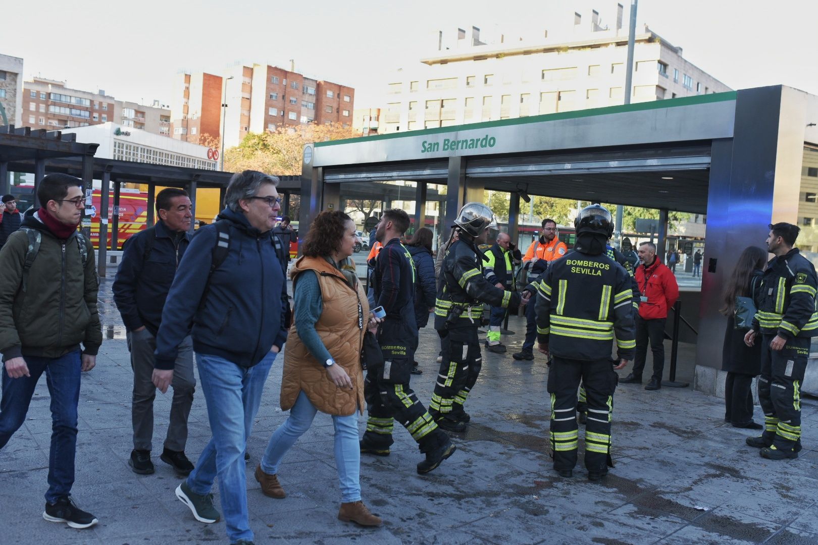 El incendio de la estación de Metro de San Bernardo y la labor de los bomberos, en imágenes