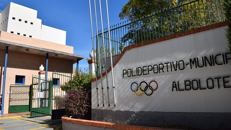 El Polideportivo de Albolote, lugar donde el joven jugador sufrió una parada cardíaca durante un partido.