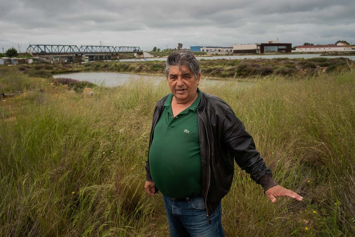 José Marín, mariscador de San Fernando, en plena Bahía. FOTO: MANU GARCÍA