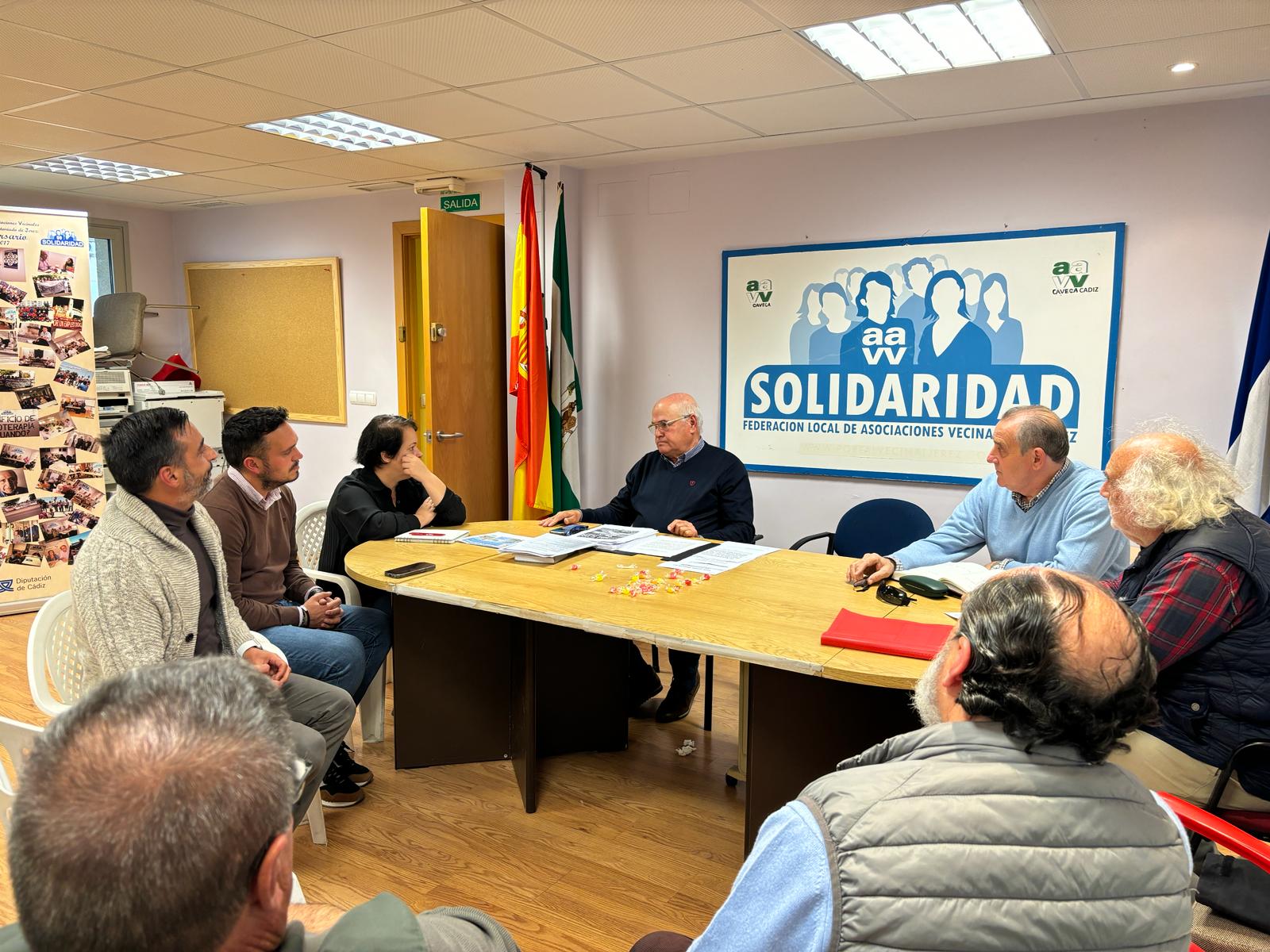 El PSOE asegura que ha retrocedido "la comunicación entre el Ayuntamiento y colectivos vecinales". Imagen de la reunión con Solidaridad. 