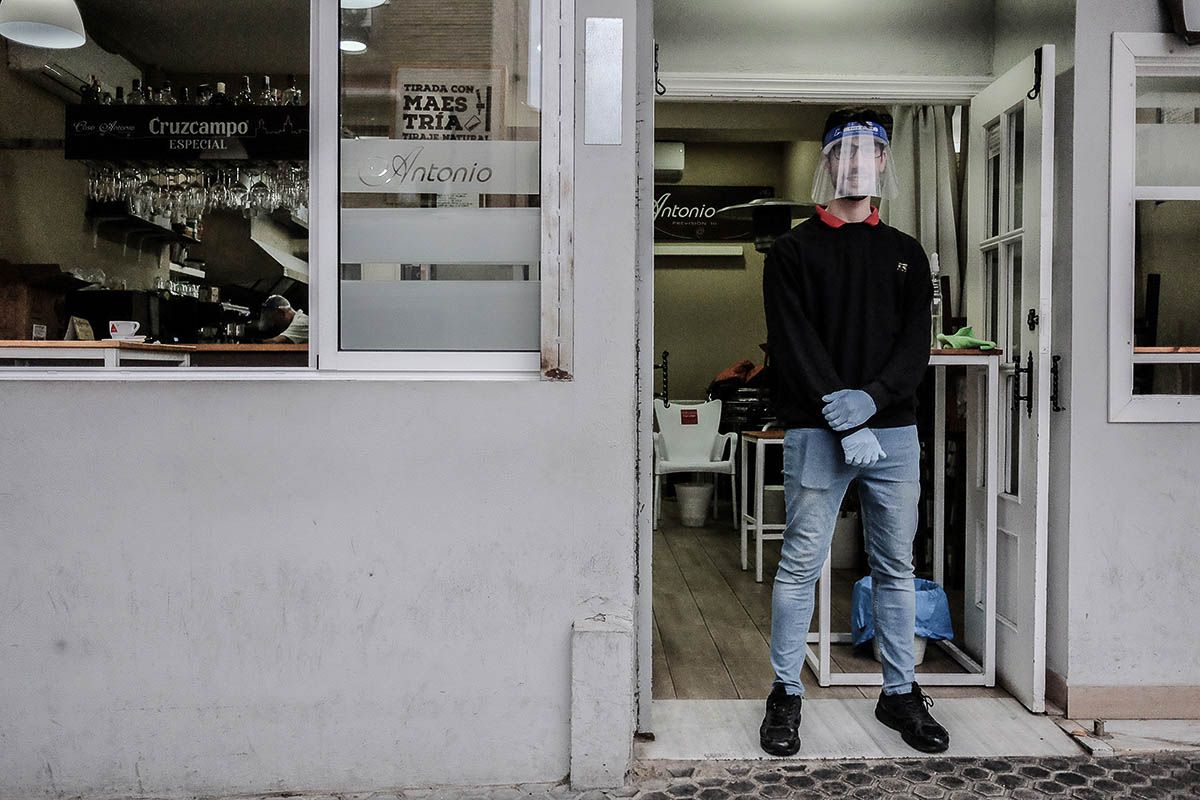 Un camarero, en un bar de Sevilla. FOTO: JOSÉ LUIS TIRADO (www.joseluistirado.es)