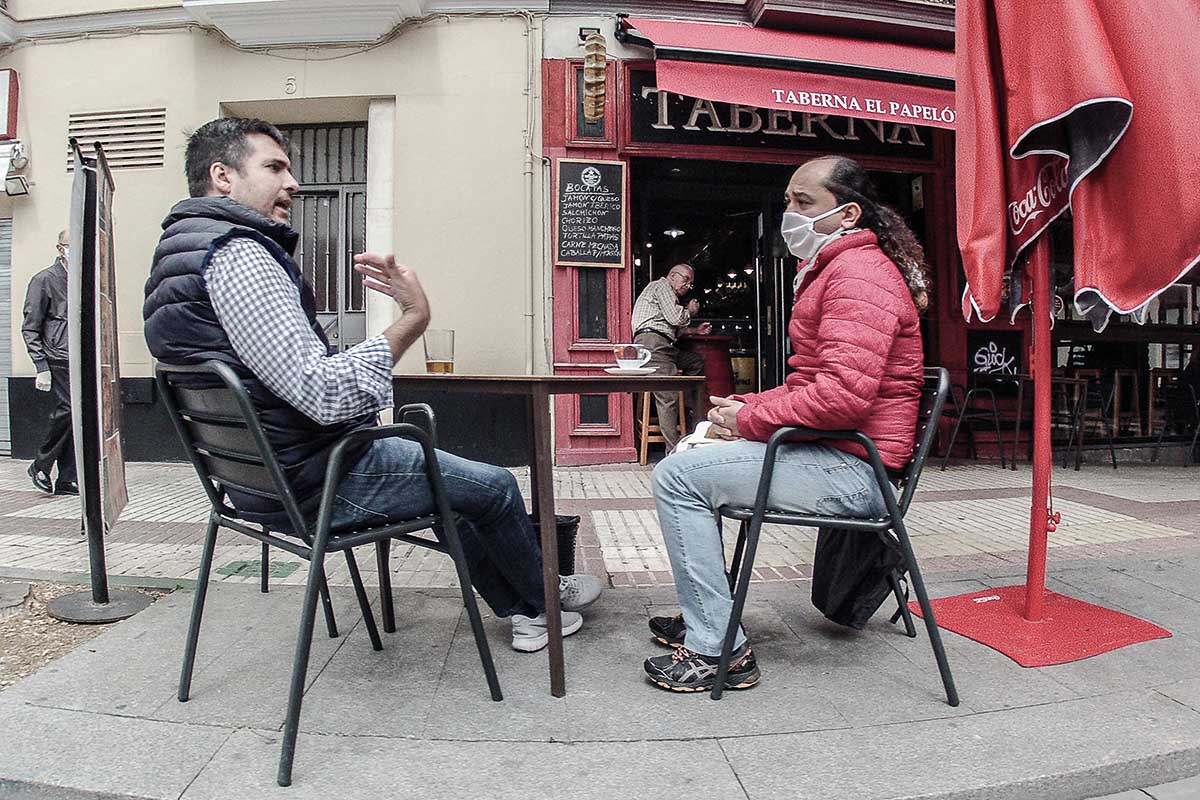 Dos hombres, en la terraza de un bar de Sevilla.