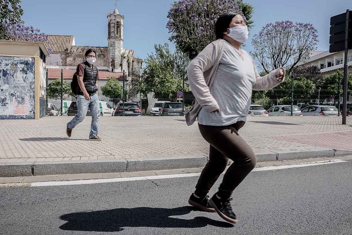Varias personas pasean por Sevilla con mascarilla. FOTO: JOSÉ LUIS TIRADO (www.joseluistirado.es)