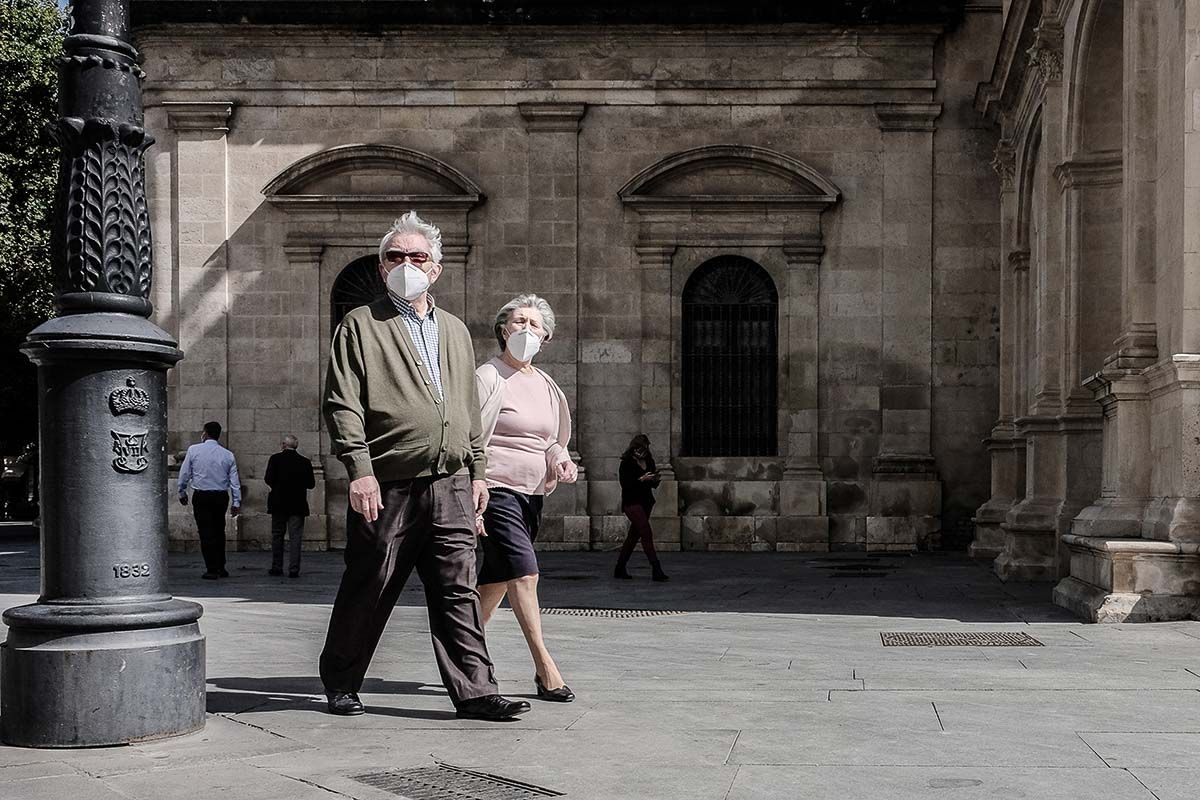 Personas mayores, paseando por Sevilla durante la pandemia. FOTO: JOSÉ LUIS TIRADO (joseluistirado.es)