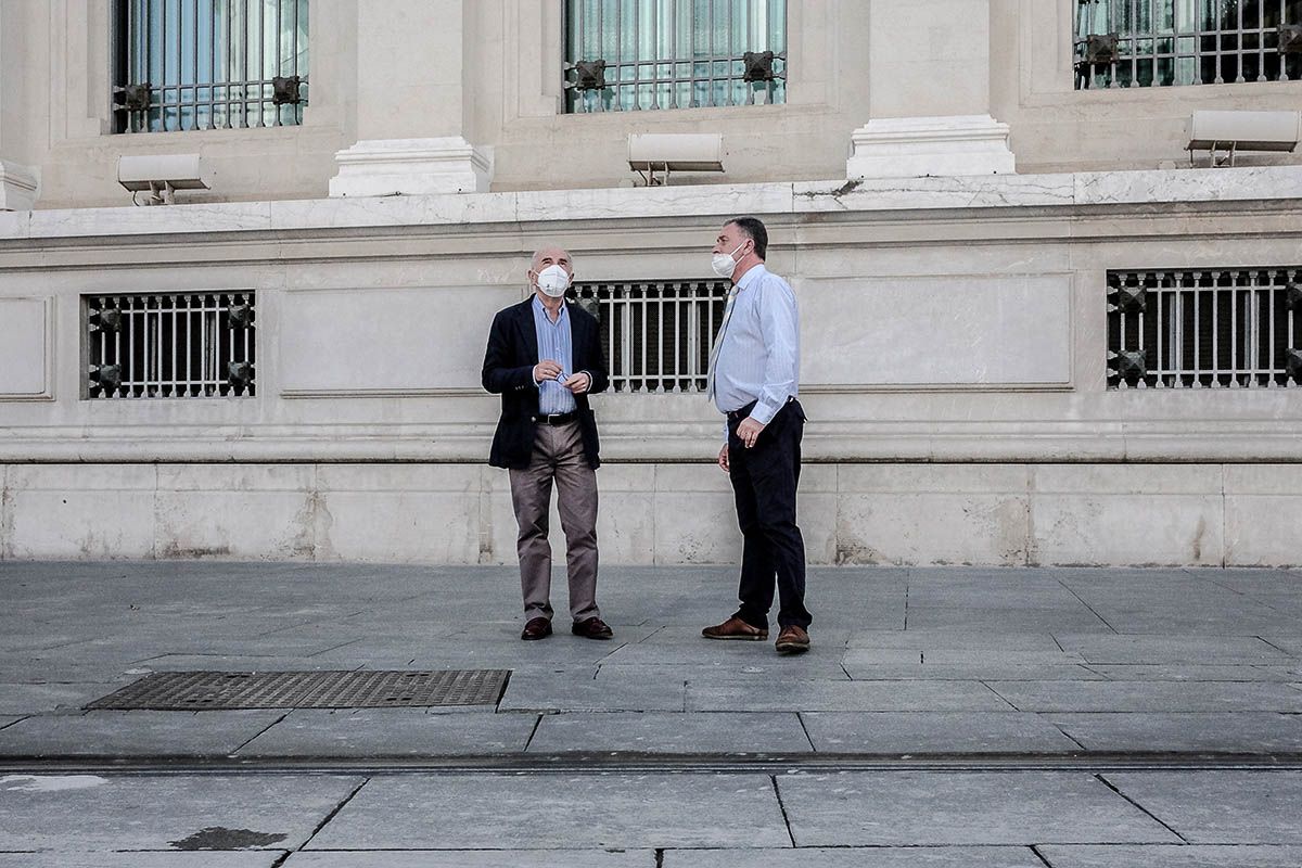 Dos personas conversan en la calle en Sevilla. FOTO: JOSÉ LUIS TIRADO (www.joseluistirado.es)