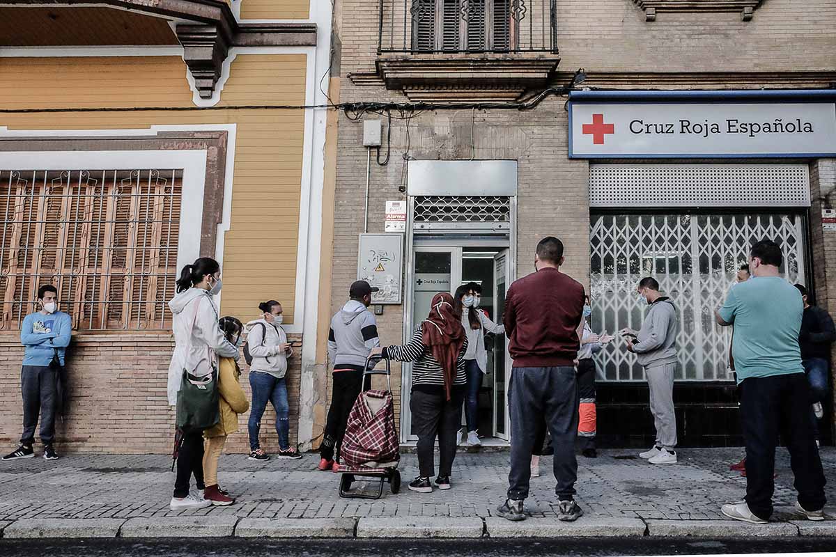 Personas esperando, en días pasados, en una sede de Cruz Roja en Sevilla. FOTO: JOSÉ LUIS TIRADO (www.joseluistirado.es)