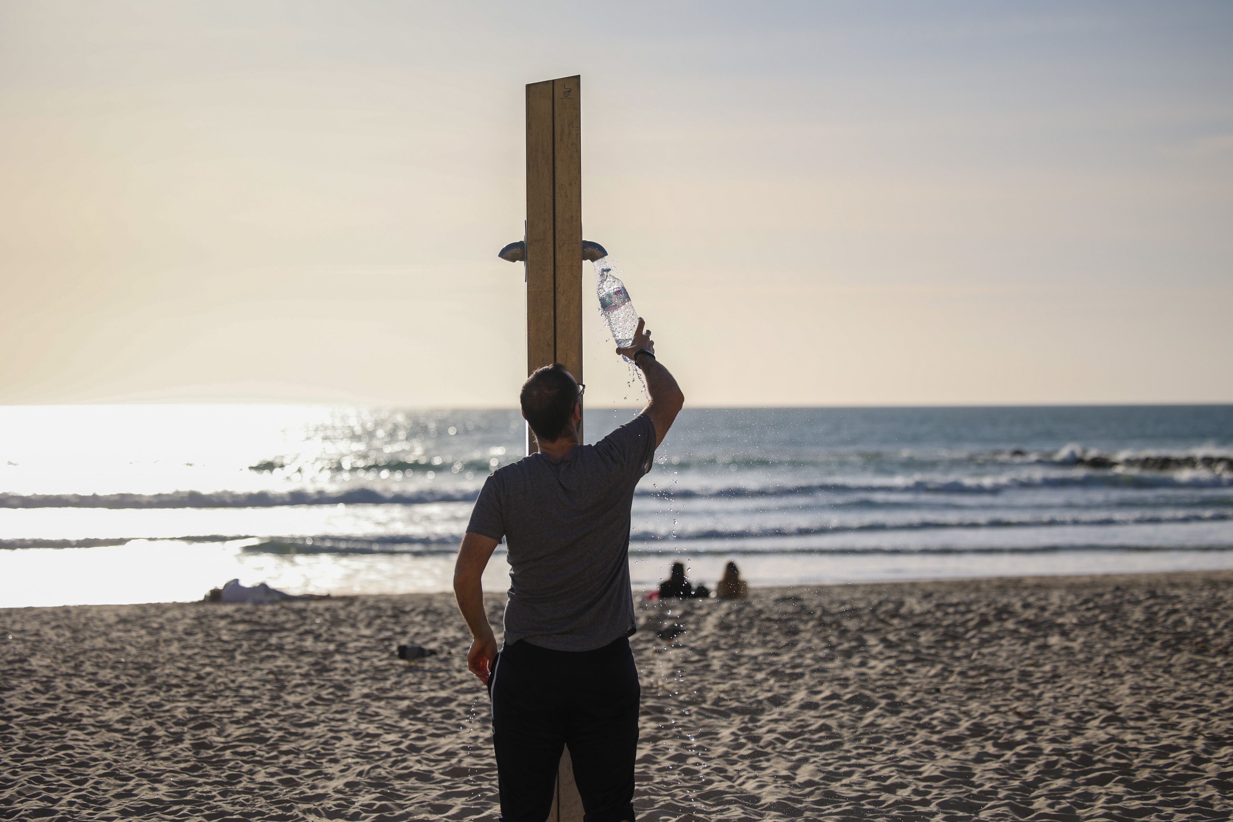 Una ducha de la playa de La Victoria, cuya instalación debe finalizar el 13 de abril.