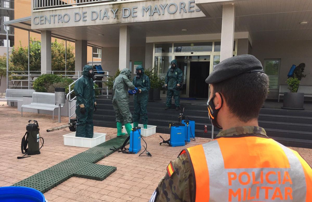 La UME desinfecta un centro de mayores. FOTO: Defensa
