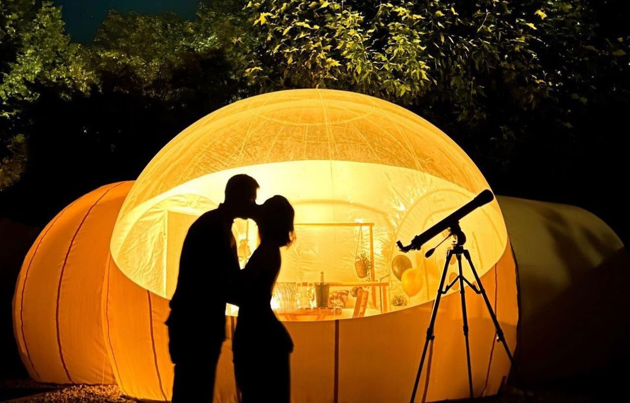 Una pareja en una de las burbujas de Nomading Camp, en Ronda, uno de las propuestas para escapadas por San Valentín.