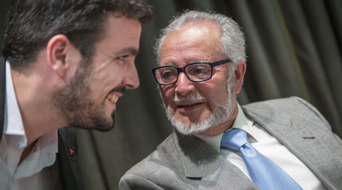 Julio Anguita con Alberto Garzón, en una imagen difundida por este último para recordar al ex coordinador de IU.