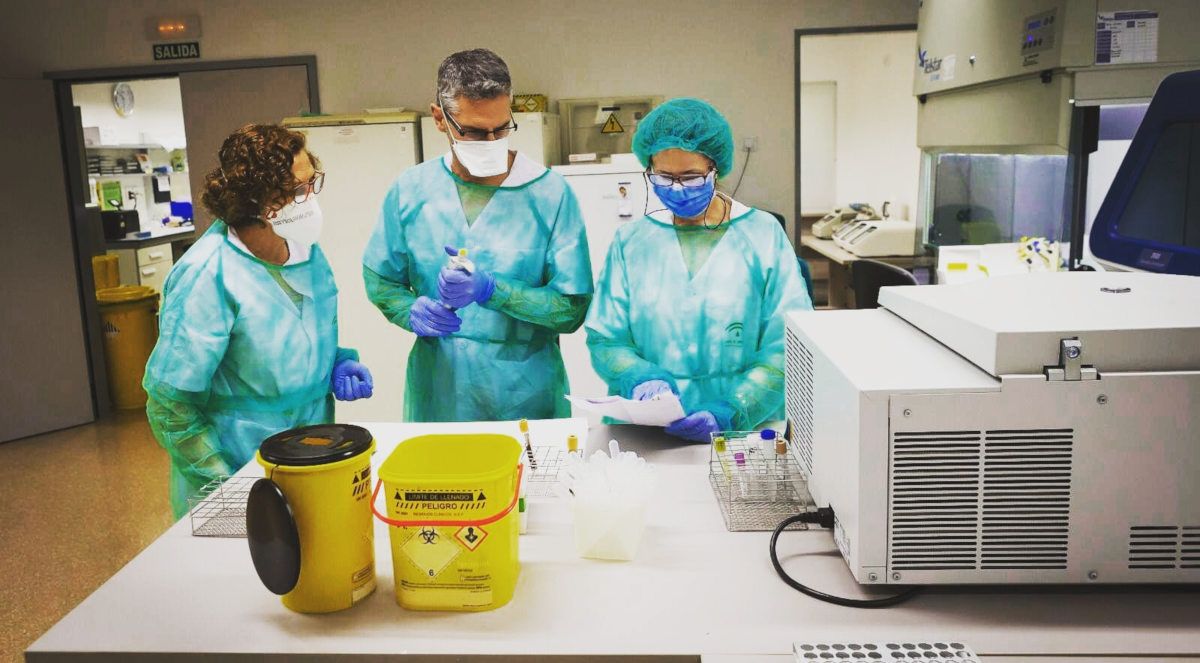 Tres profesionales en el laboratorio del Clínico de Granada. FOTO: SAS