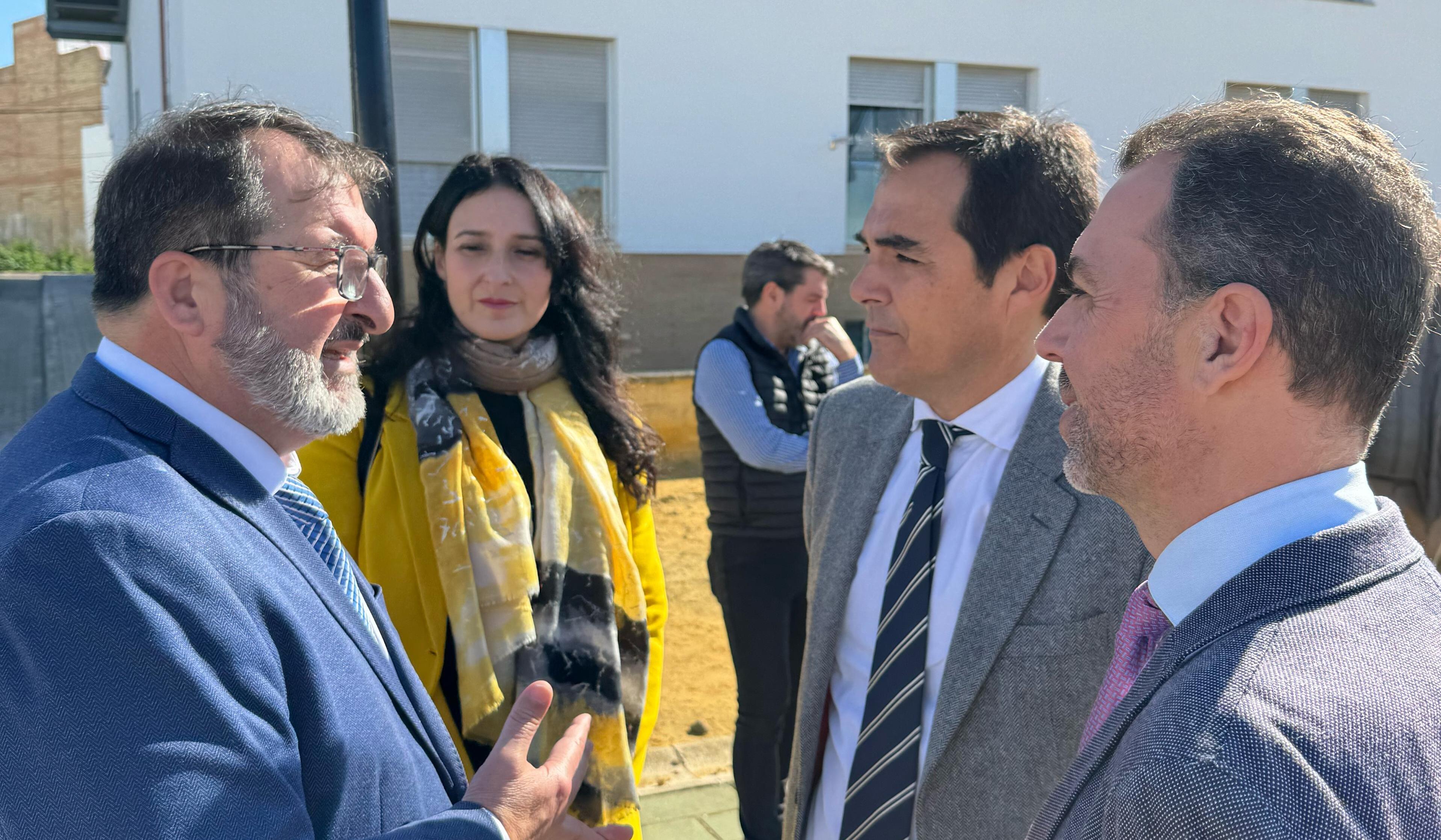 El alcalde de Carmona, Juan Ávila, con el consejero de Justicia de la Junta, José Antonio Nieto.