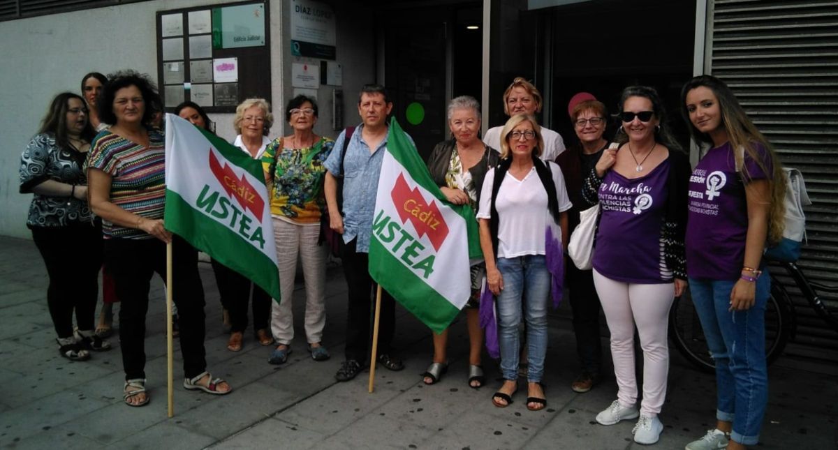 Miembros de USTEA, donde estaban sindicadas dos de las víctimas, apoyan a las empleadas.