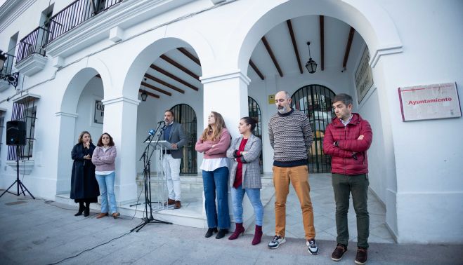El alcalde de Trebujena, Ramón Galán, con parte de su gobierno, frente al Ayuntamiento.