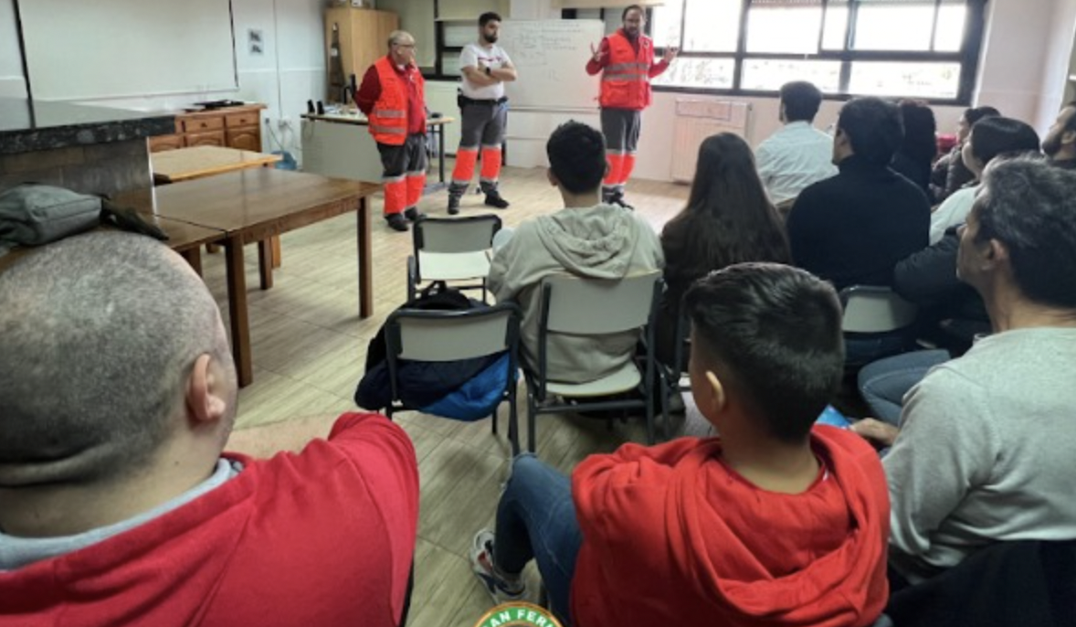 Un momento de un taller sobre primeros auxilios y emergencias en el IES de Badajoz donde ha ocurrido la explosión este pasado miércoles.