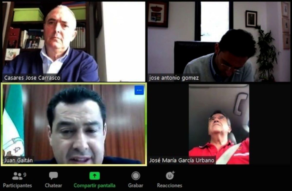 Un momento de la conversación, en la que se ve a Moreno Bonilla hablar mientras el alcalde de Estepona conduce. FOTO: PSOE