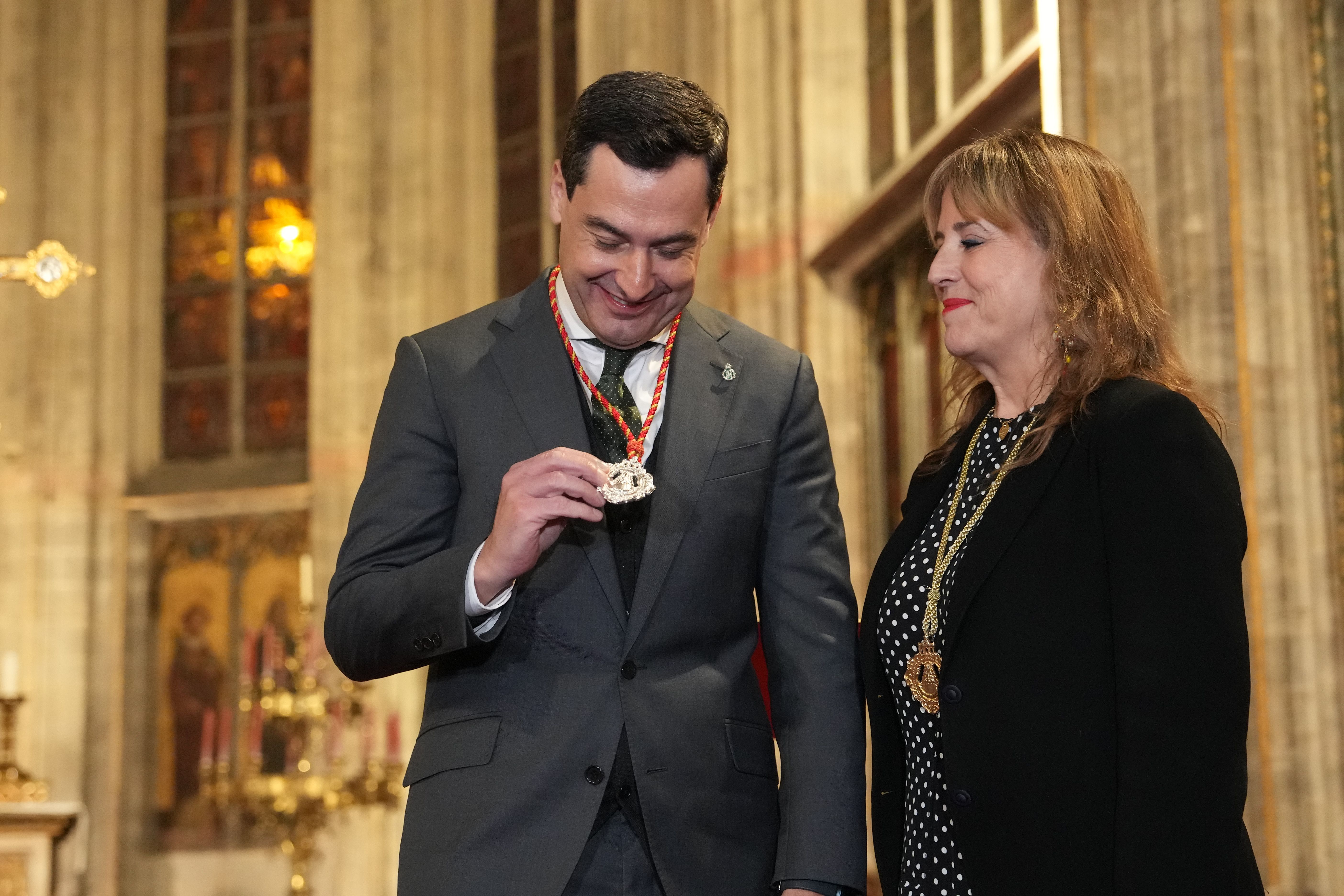 Juanma Moreno recibiendo la medalla de la Hermandad del Rocío de Bruselas.