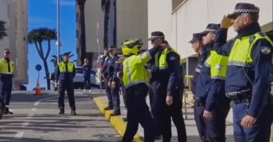 La emotiva despedida a un policía de Cádiz que se retira tras 37 años de servicio.