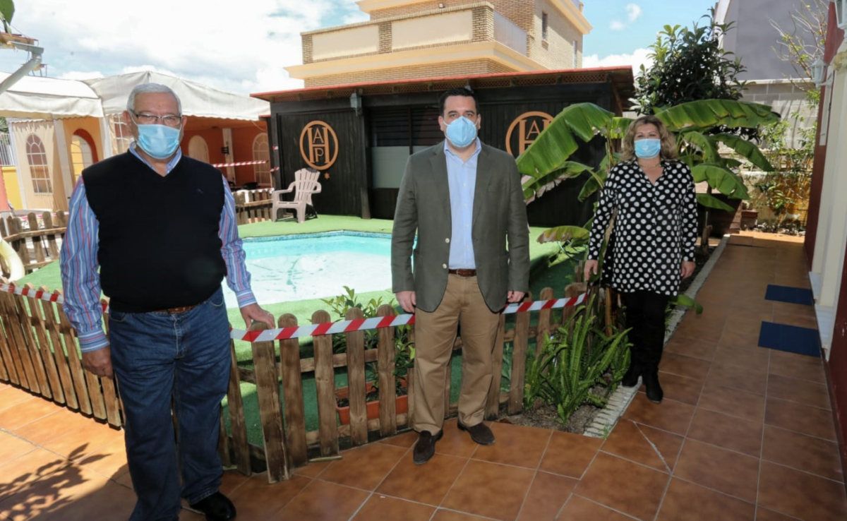 Un momento de la visita del concejal portuente al hostal Alhaja Playa.