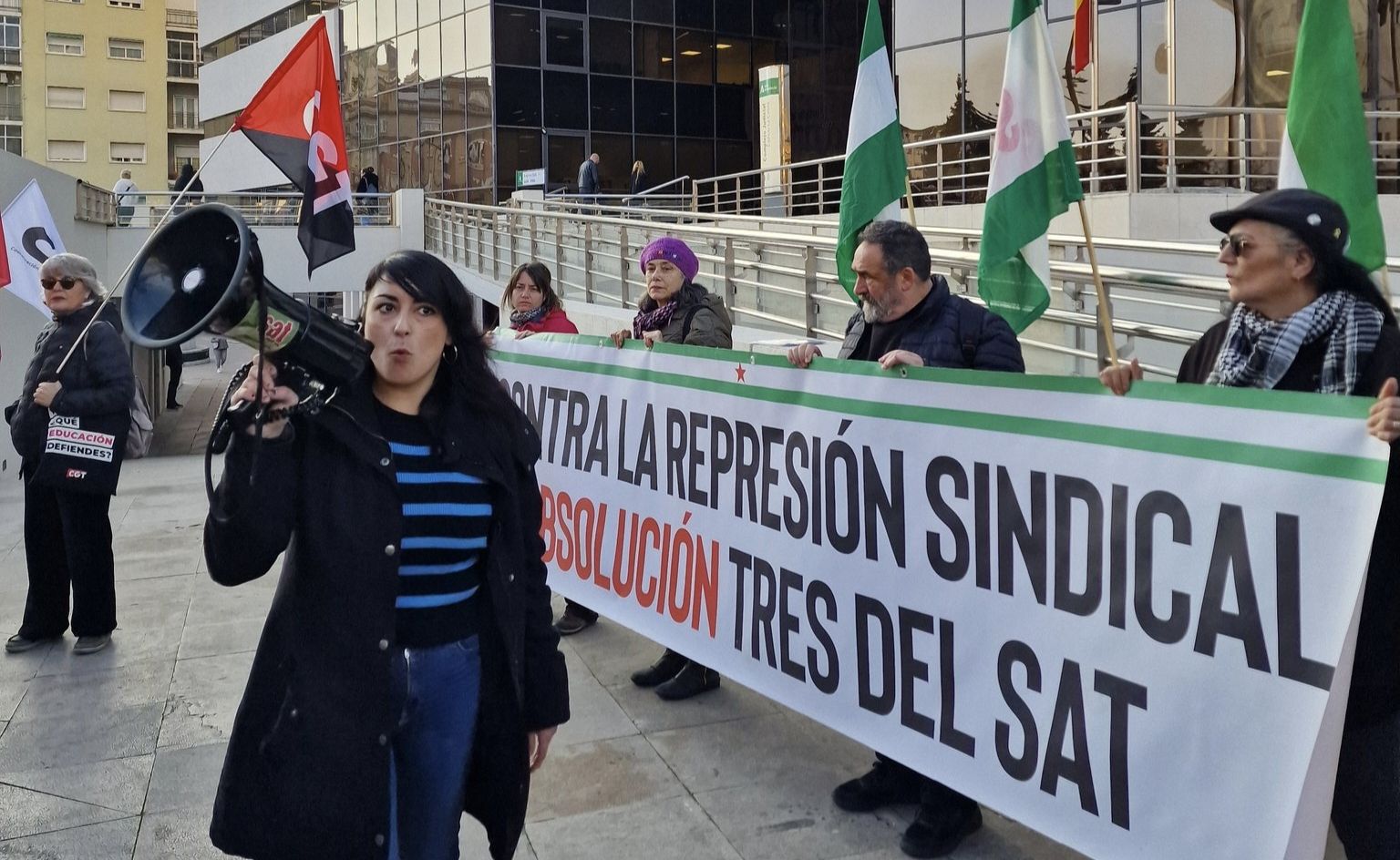 Concentración antes del jucio que ha sido aplazado por un acto de protesta.