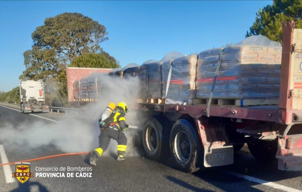El camión ha salido ardiendo en la carretera A-381, a la altura de Medina Sidonia. El camión ha salido ardiendo en la carretera A-381, a la altura de Medina Sidonia.