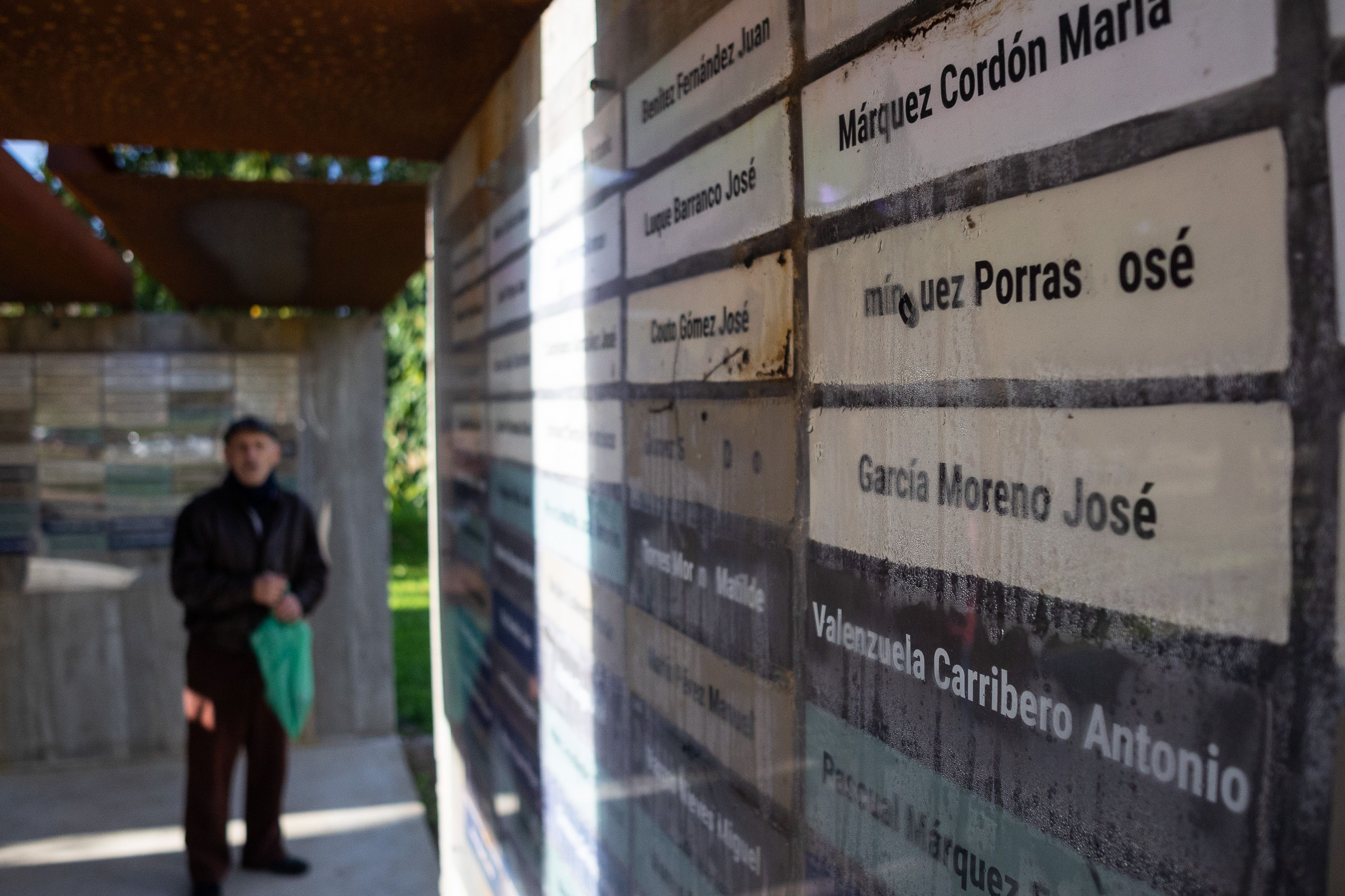 Algunos nombres del Memorial ya no pueden leerse completos, apenas tres meses después de la inauguración no oficial en El Retiro de Jerez.
