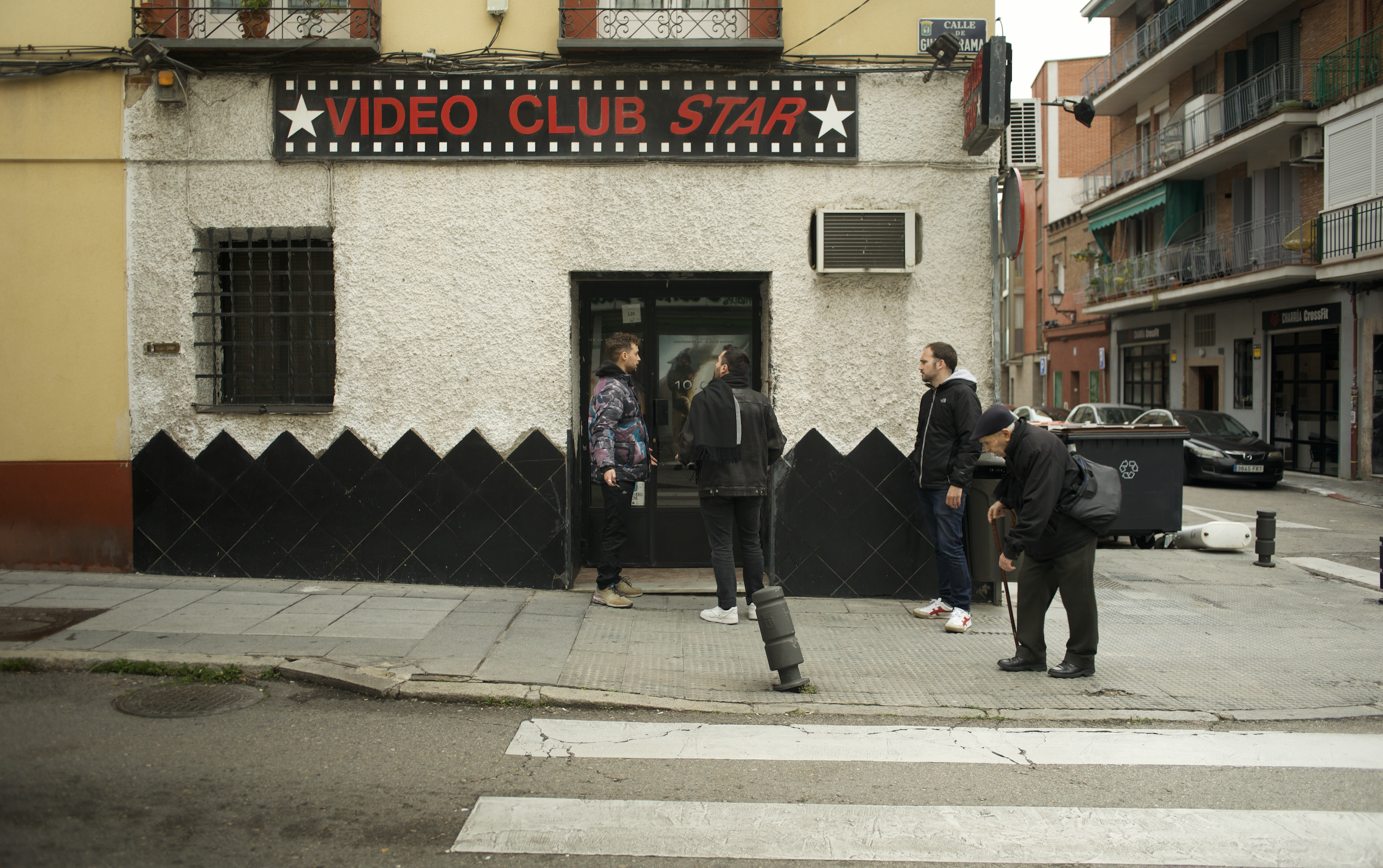 El director portuense Manolo Gago con Andrés Ordóñez y Paco Ortuño durante el rodaje del cortometraje con en Madrid. CEDIDA