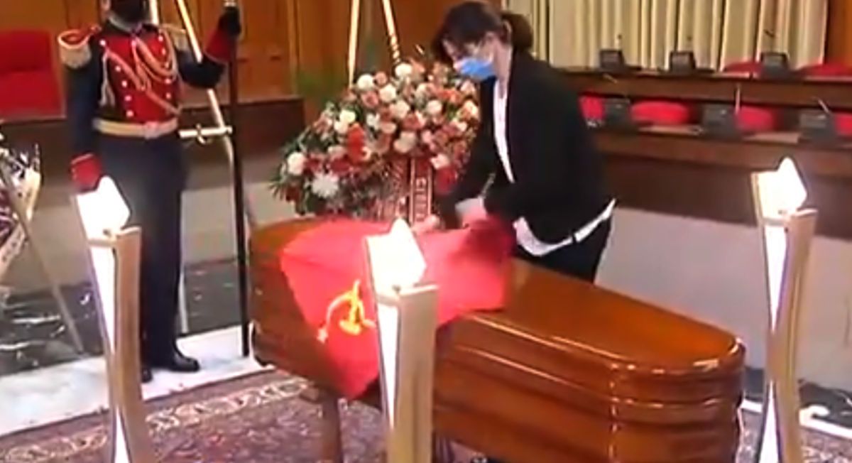 El féretro de Anguita, en el Salón de Plenos del Ayuntamiento de Córdoba. FOTO: RTVE