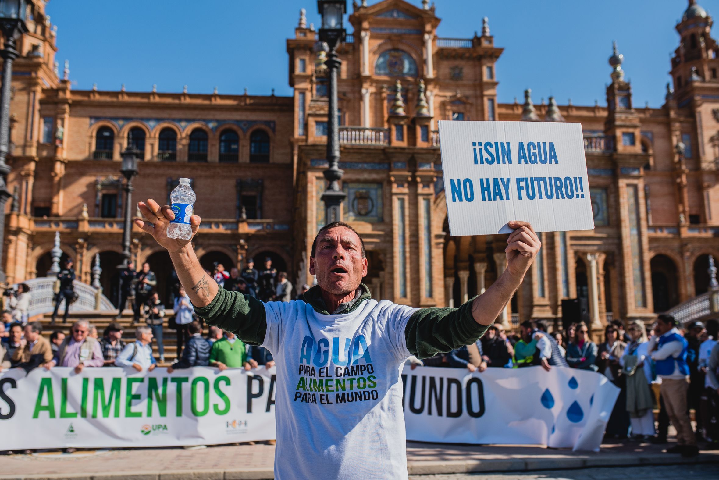 Manifestación de los agricultores de Huelva en las calles de Sevilla para pedir agua.