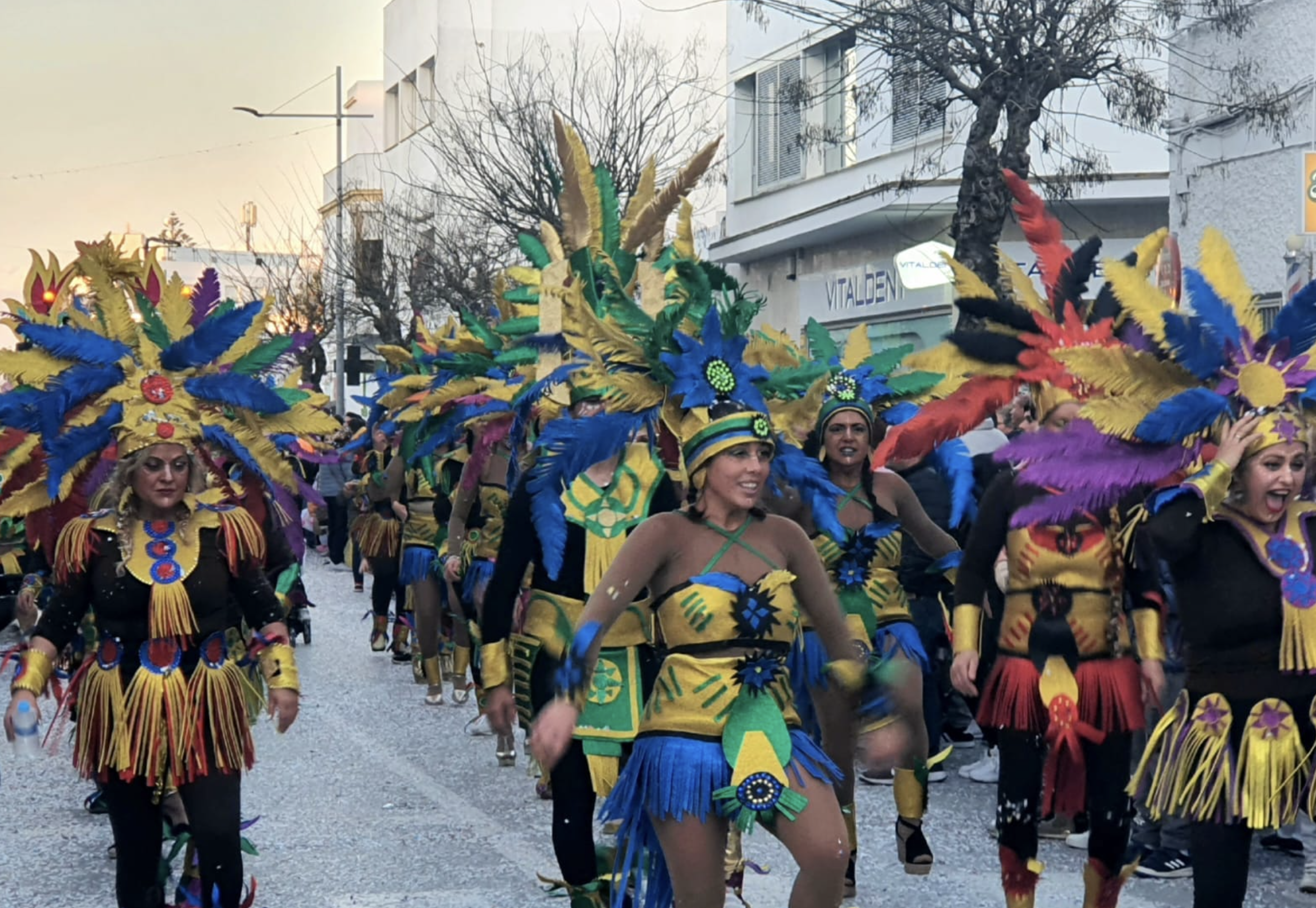 Pasacalles en el Carnaval de Barbate en una edición del año pasado.