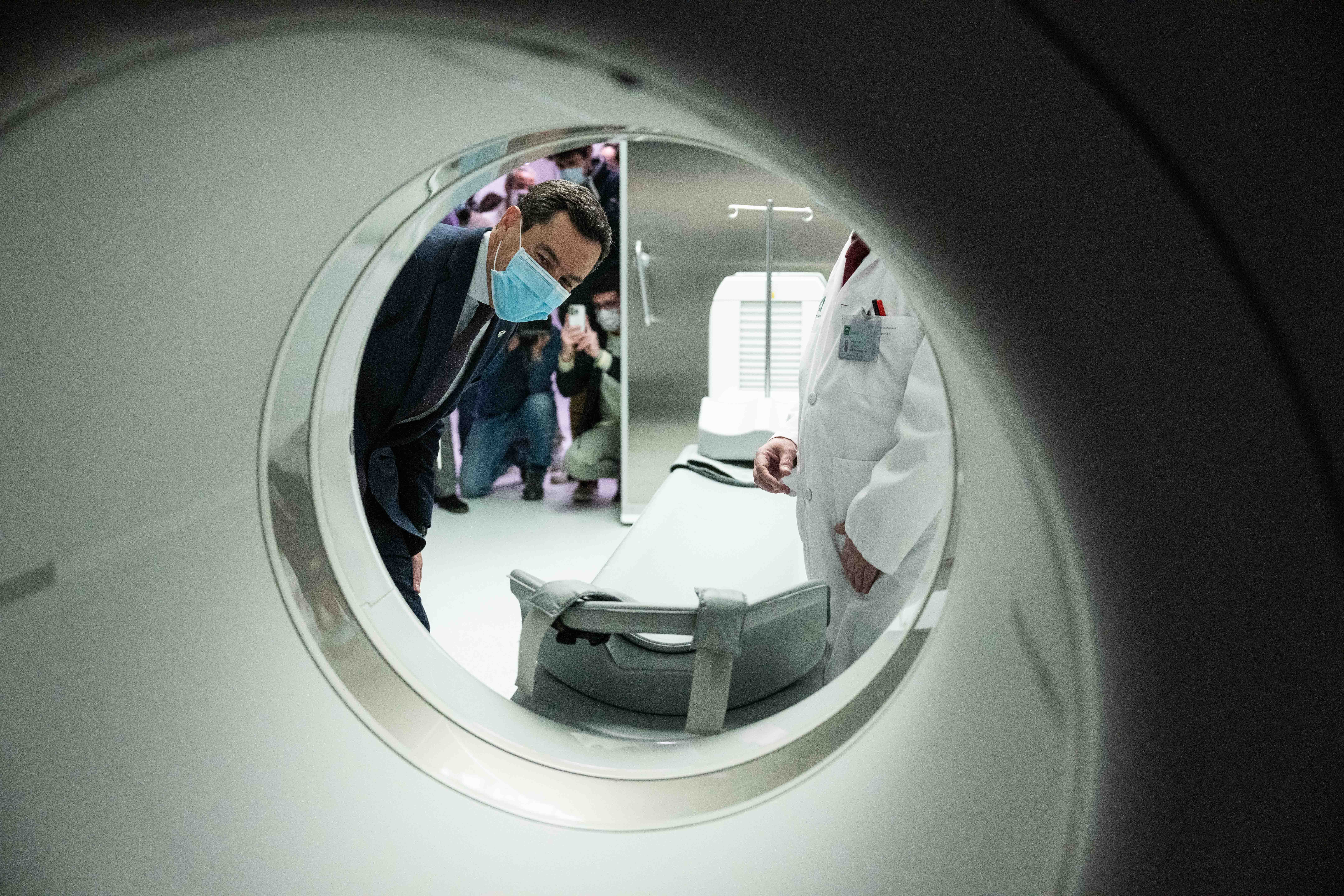 Juanma Moreno en un hospital del SAS.