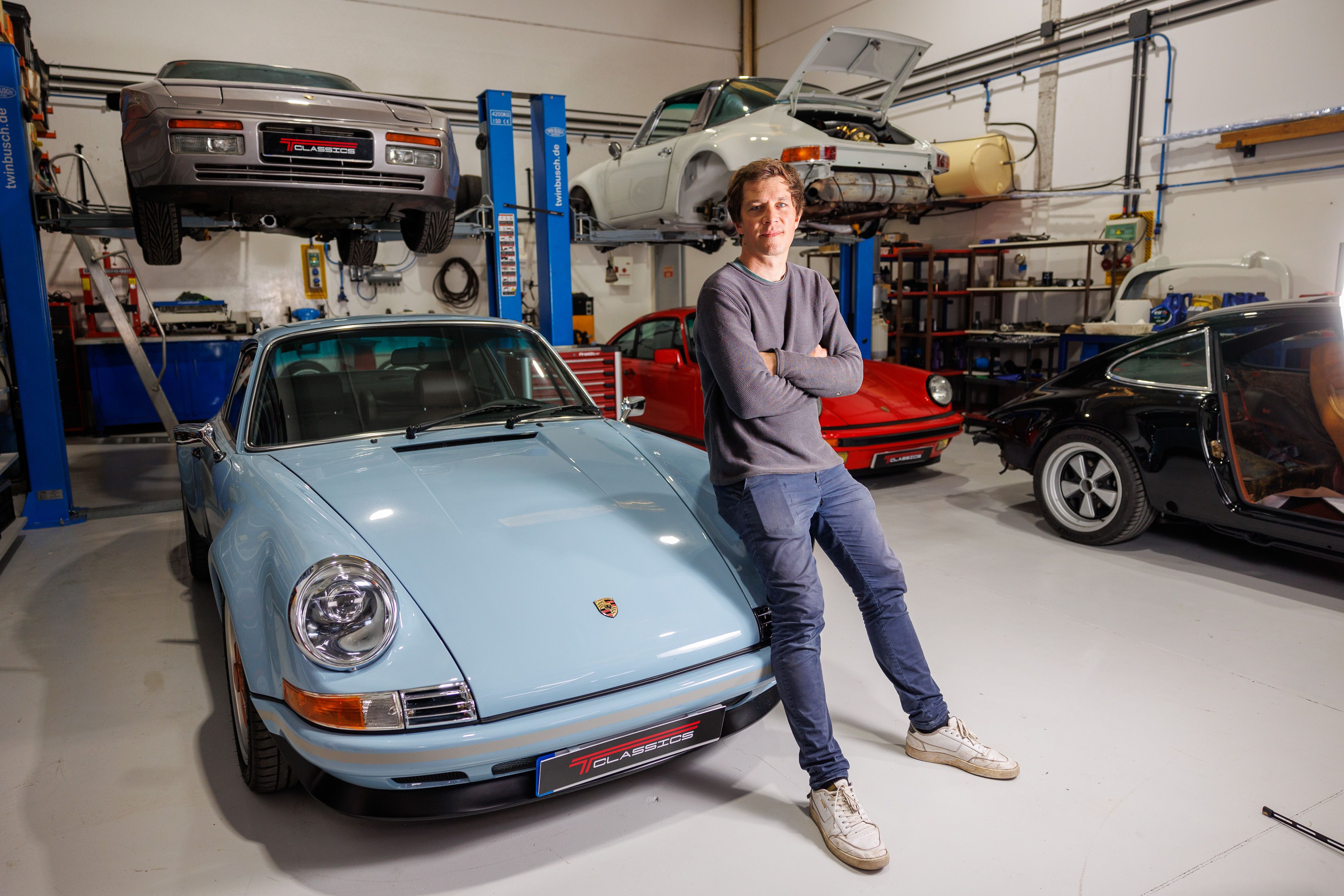 Christian Thoma restaura desde cero coches deportivos clásicos en su taller en Jerez.