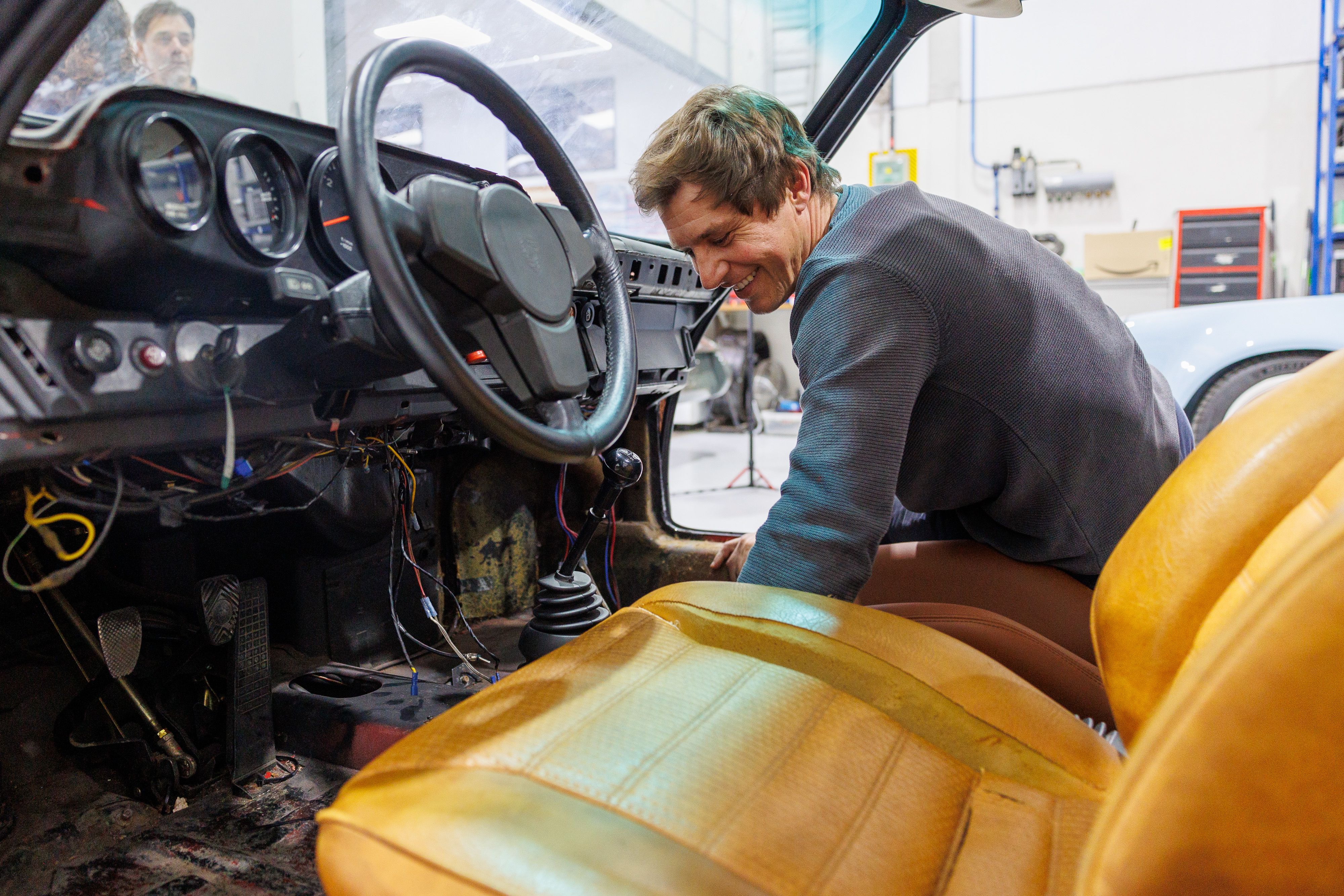 Christian muestra el interior de unos de los Porsche.