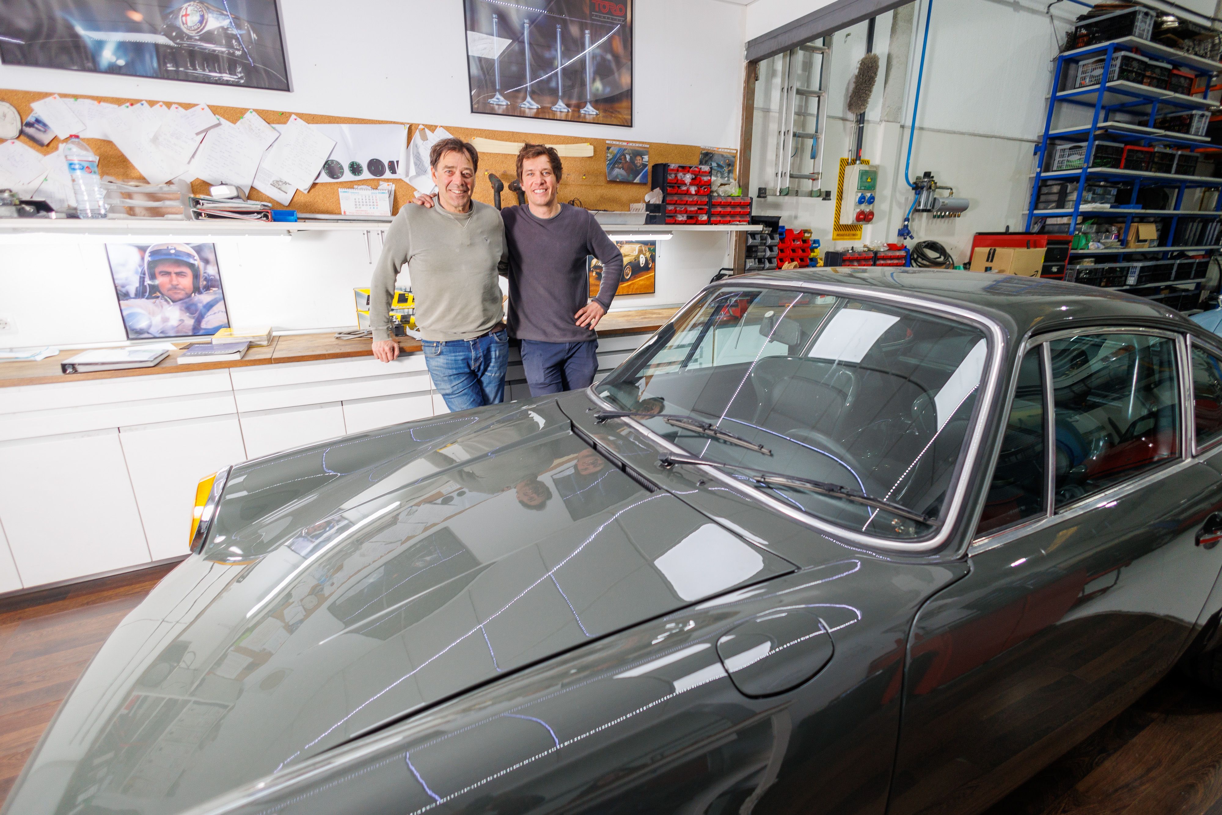 Christian y Michel, en el taller Toro Classics de Jerez.