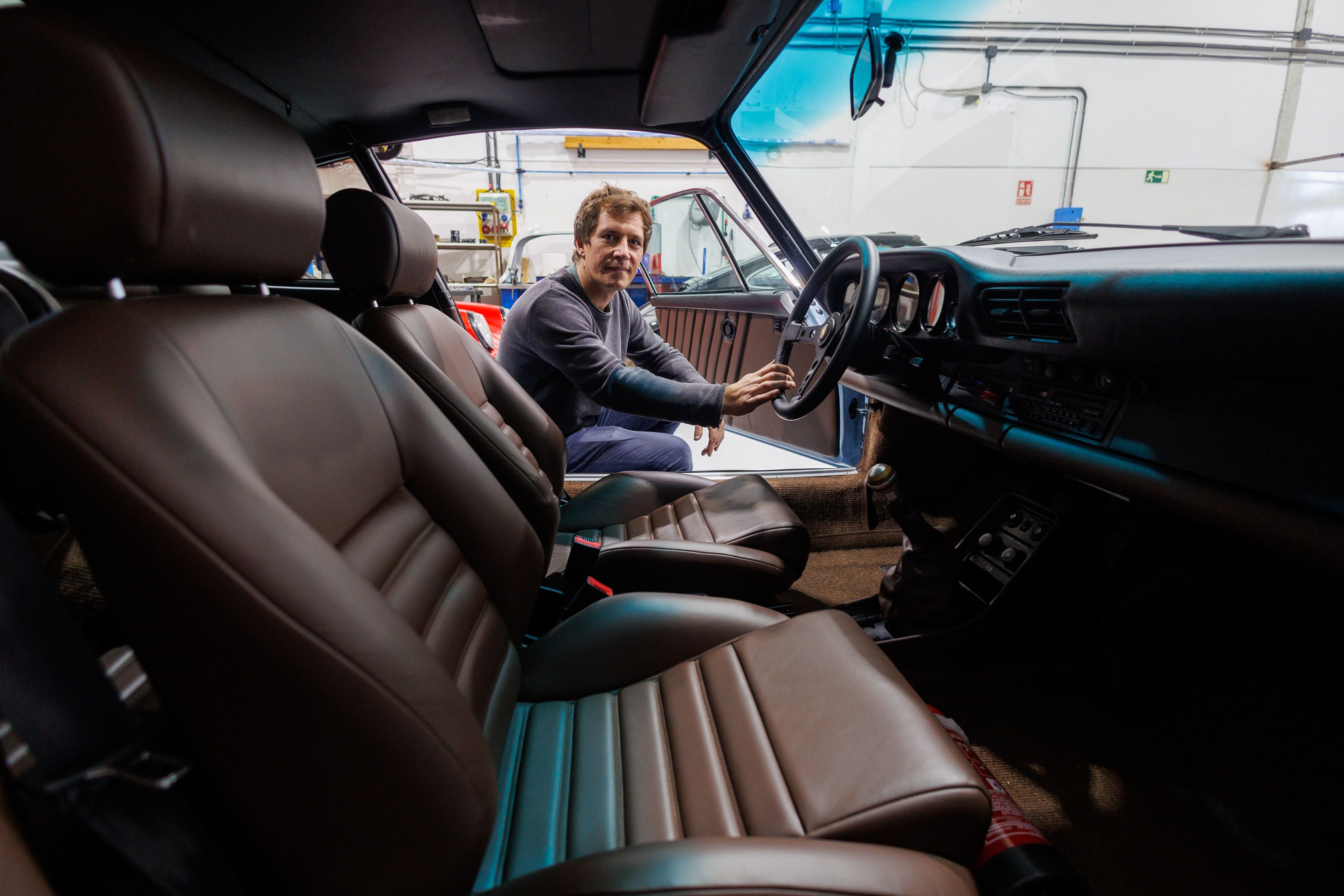 Interior de uno de los coches del taller.