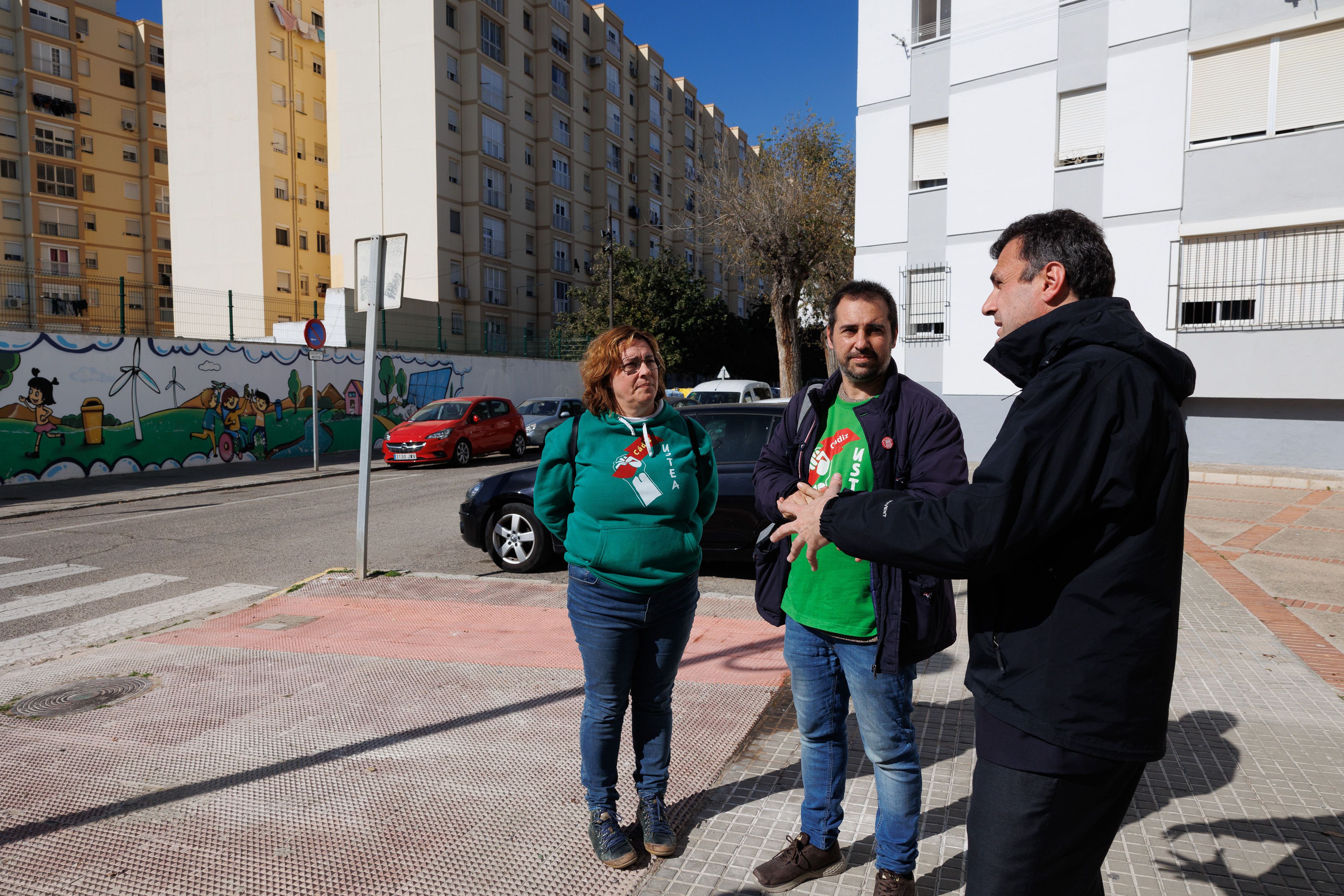 Bruno García, alcalde de Cádiz, hablando con Inmaculada Llorens y David Morilla, delegados sindicales, ante el Adolfo de Castro.