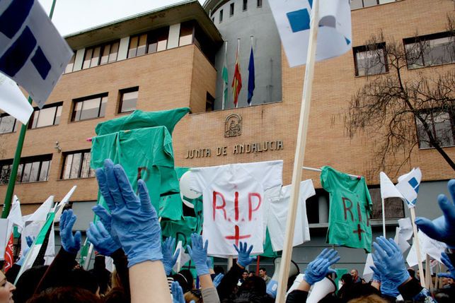 Manifestación de los trabajadores de clínicas de Pascual frente a la Consejería de Salud, en Sevilla, en una imagen de archivo. FOTO: J. GARRET (eldiario.es)