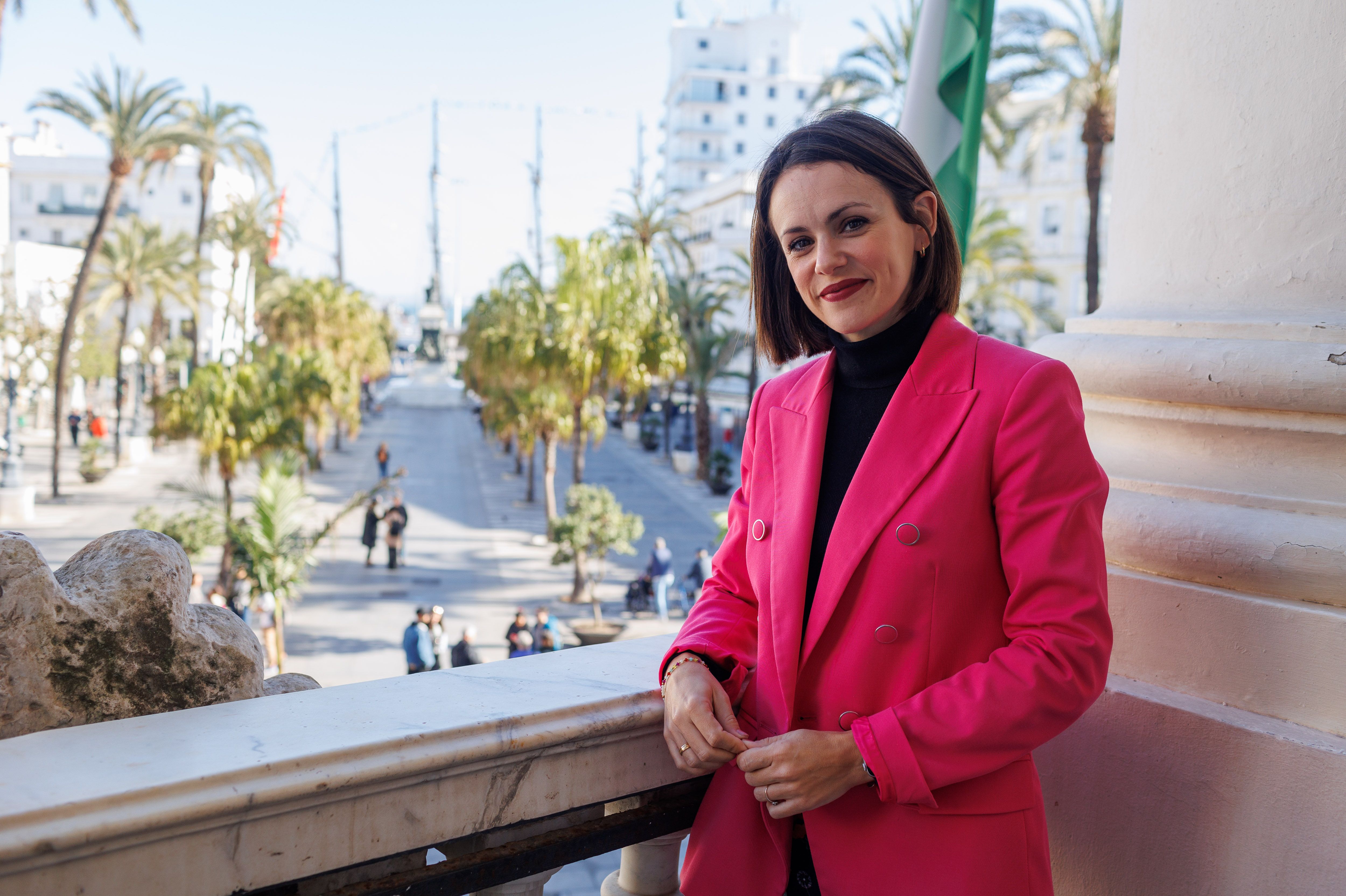 Beatriz Gandullo, en el balcón del Ayuntamiento de Cádiz con el puerto en el que trabajó al fondo.