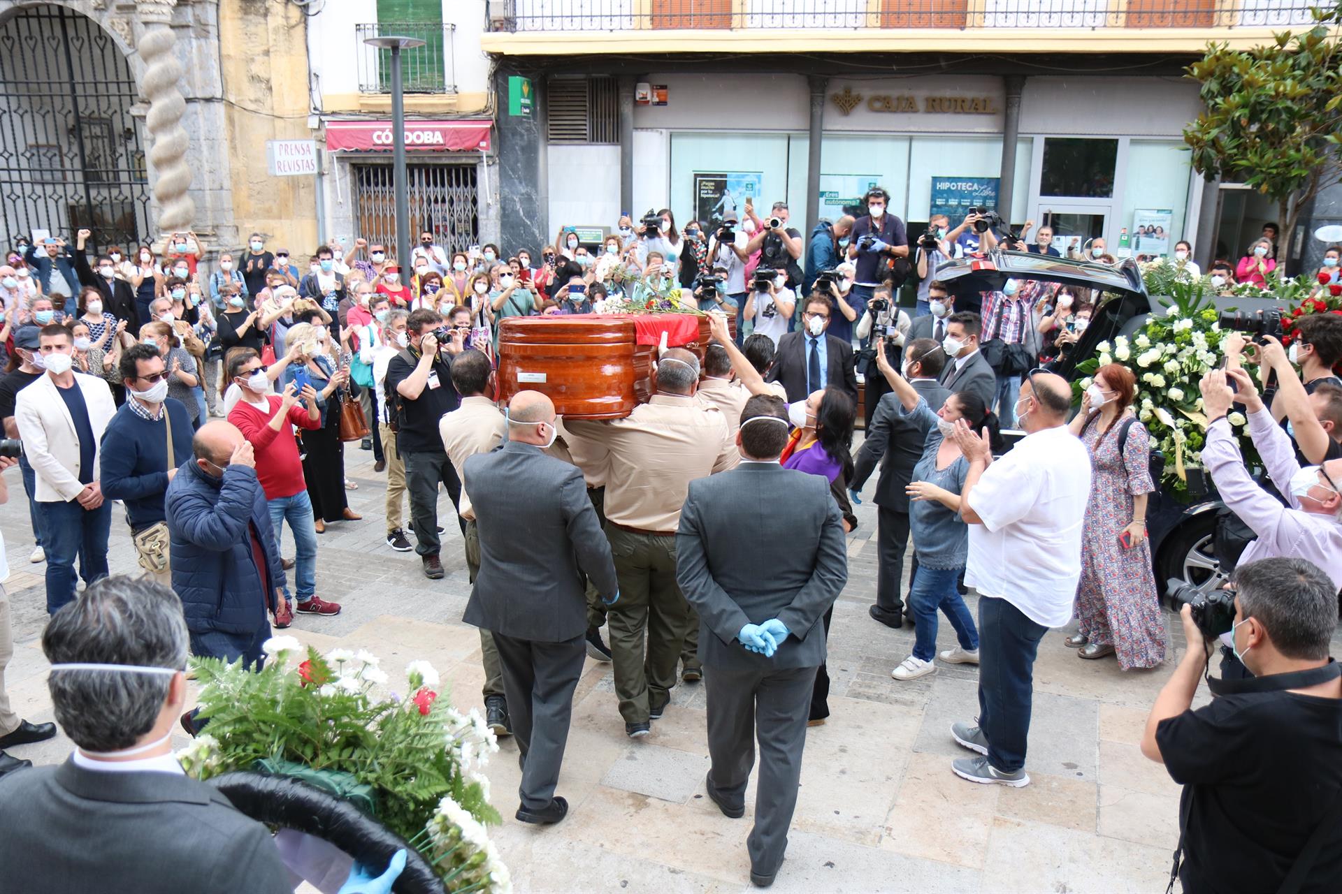 Salida del féretro de Julio Anguita del Ayuntamiento de Córdoba. FOTO: AYTO DE CÓRDOBA