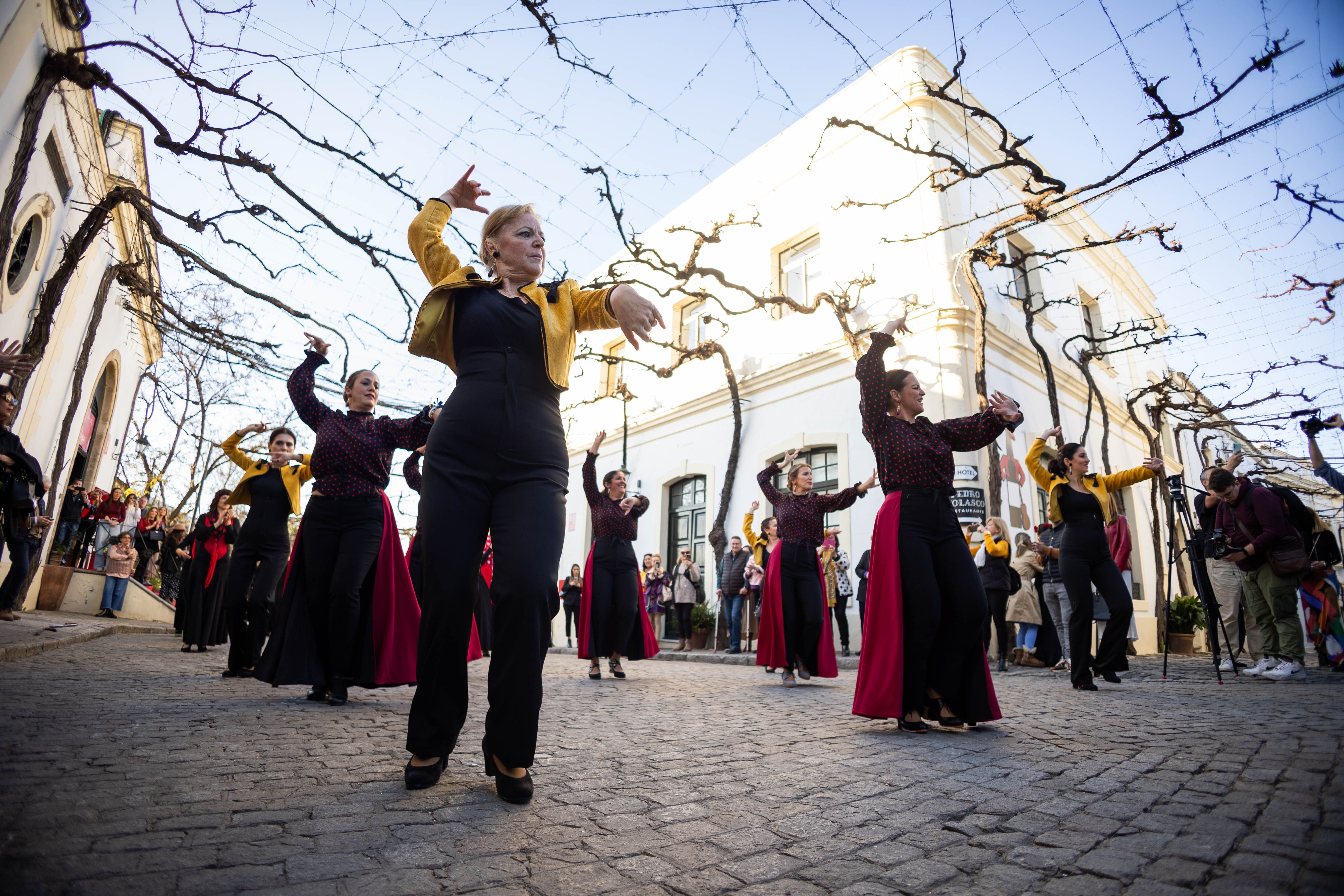 El flashmob de la Academia de Fany Muñoz inaugura la Pasarela Flamenca de Jerez 2024