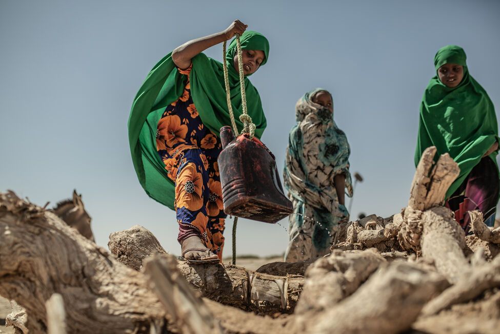 Un grupo de mujeres recoge agua de un pozo en la comunidad de Docoloha. Foto: Pablo Tosco. Oxfam Intermón.