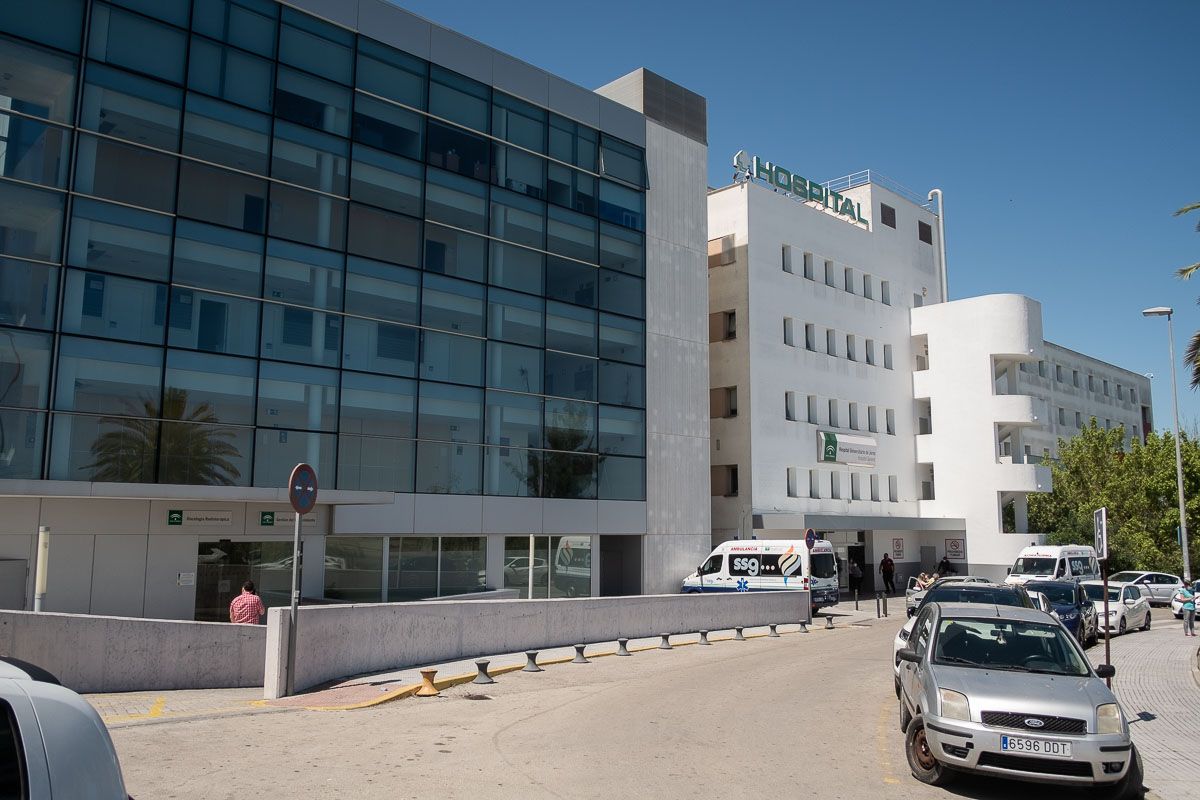 Personas en el Hospital de Jerez, en una imagen reciente. FOTO: MANU GARCÍA