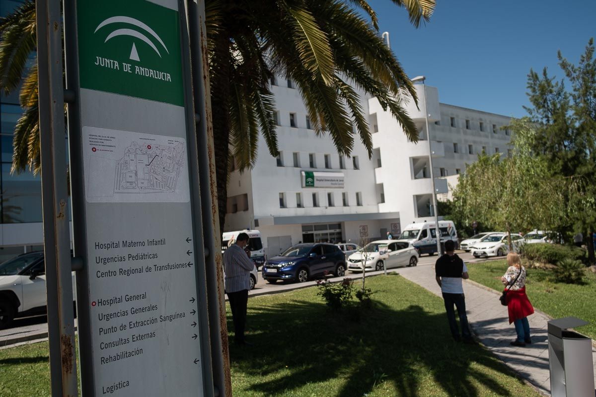 Personas en el Hospital de Jerez, en una imagen reciente. FOTO: MANU GARCÍA Personas en el Hospital de Jerez, en una imagen reciente. FOTO: MANU GARCÍA