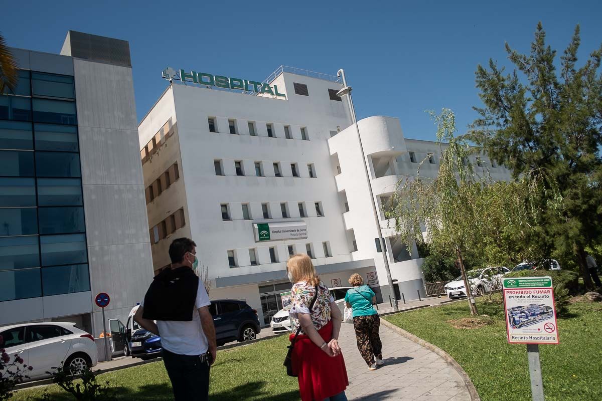 Usuarios en el entorno del Hospital de Jerez, en días pasados. FOTO: MANU GARCÍA