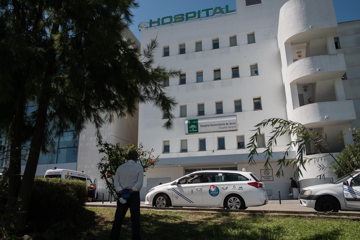 Personas en el Hospital de Jerez, en una imagen reciente. FOTO: MANU GARCÍA
